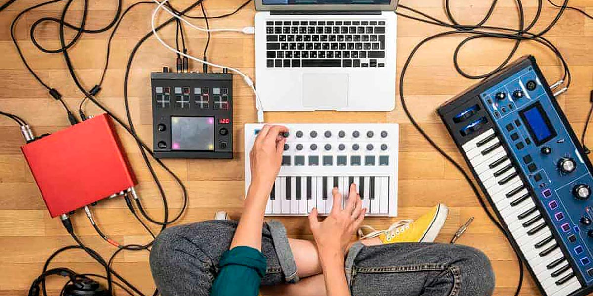 Hvordan skriver, indspiller og producerer du en sang: En trin-for-trin guide